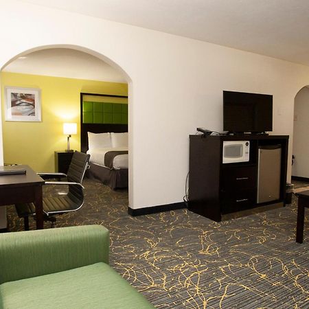 Americinn And Suites By Wyndham Delafield-Waukesha-Milwaukee Εξωτερικό φωτογραφία