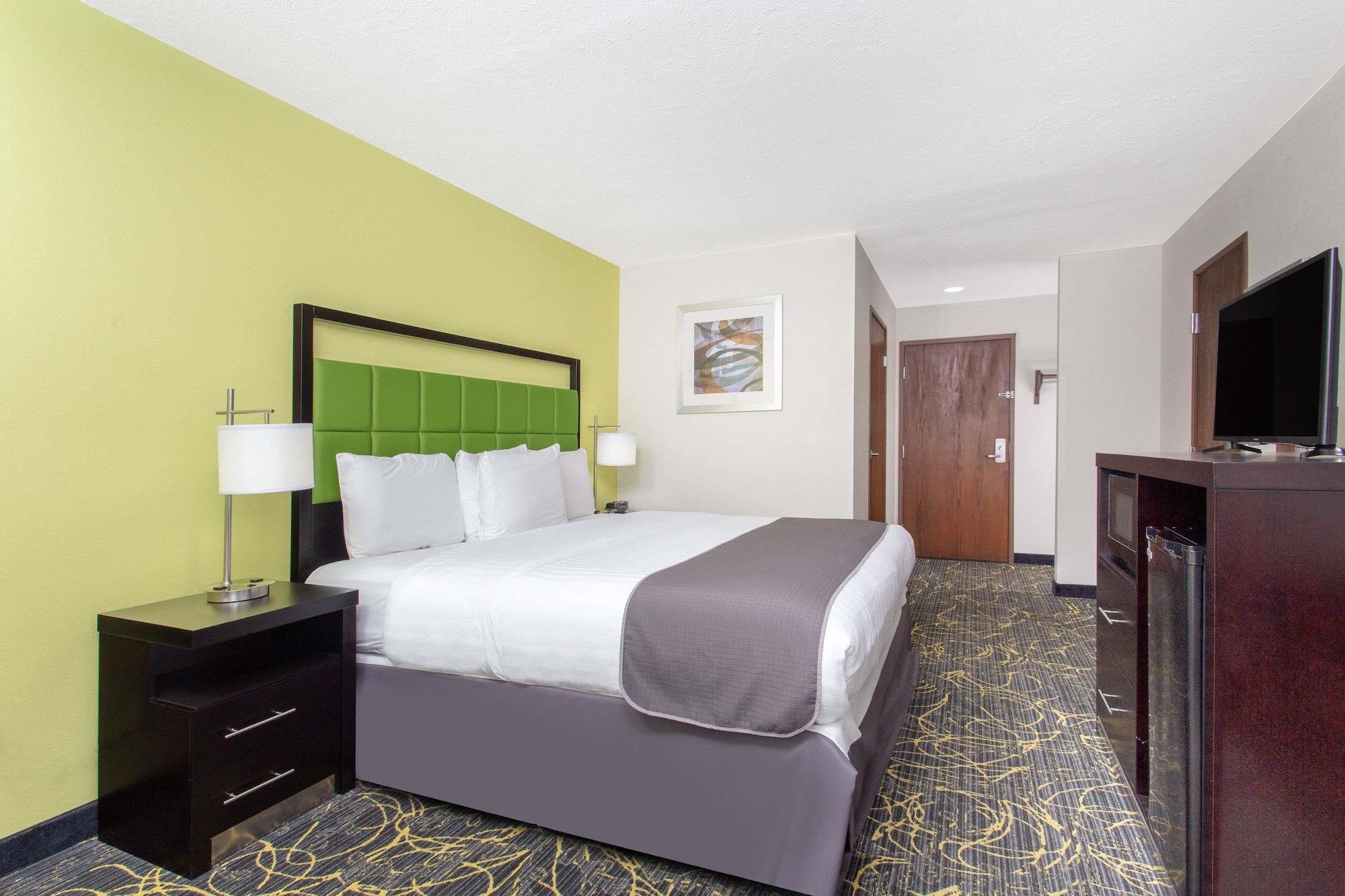 Americinn And Suites By Wyndham Delafield-Waukesha-Milwaukee Εξωτερικό φωτογραφία