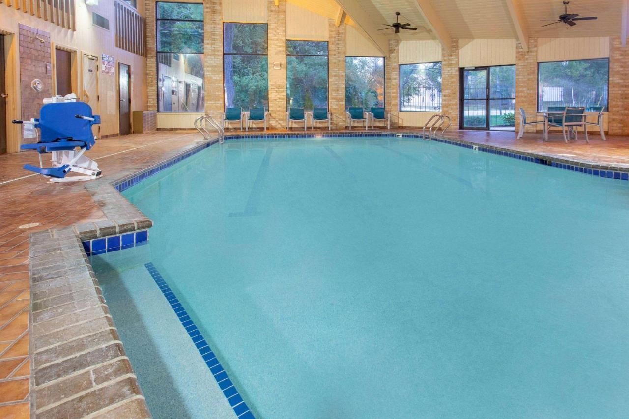 Americinn And Suites By Wyndham Delafield-Waukesha-Milwaukee Εξωτερικό φωτογραφία