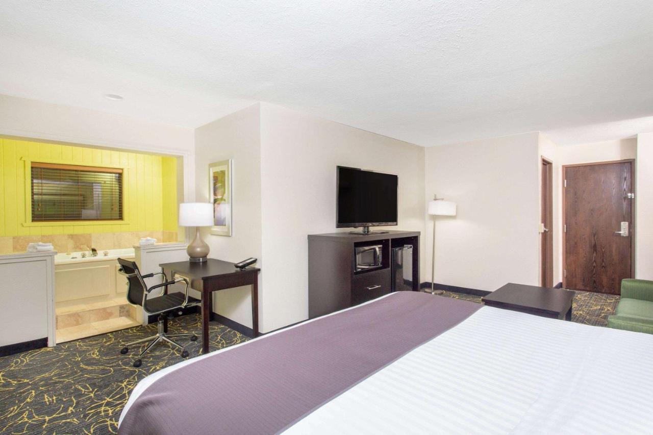 Americinn And Suites By Wyndham Delafield-Waukesha-Milwaukee Εξωτερικό φωτογραφία