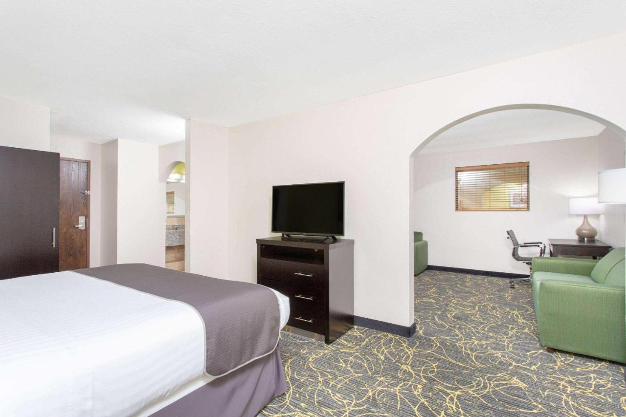 Americinn And Suites By Wyndham Delafield-Waukesha-Milwaukee Εξωτερικό φωτογραφία
