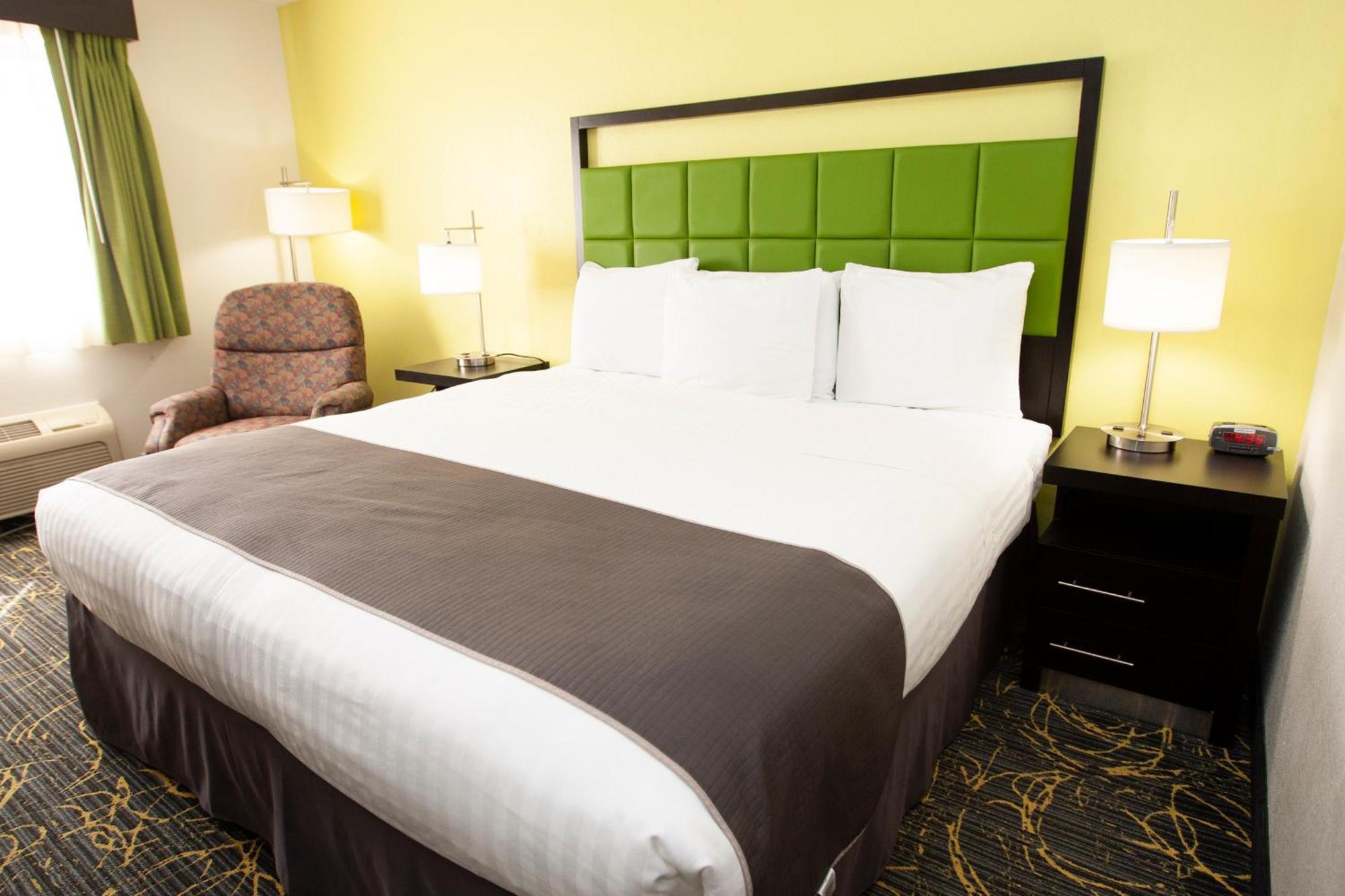 Americinn And Suites By Wyndham Delafield-Waukesha-Milwaukee Δωμάτιο φωτογραφία