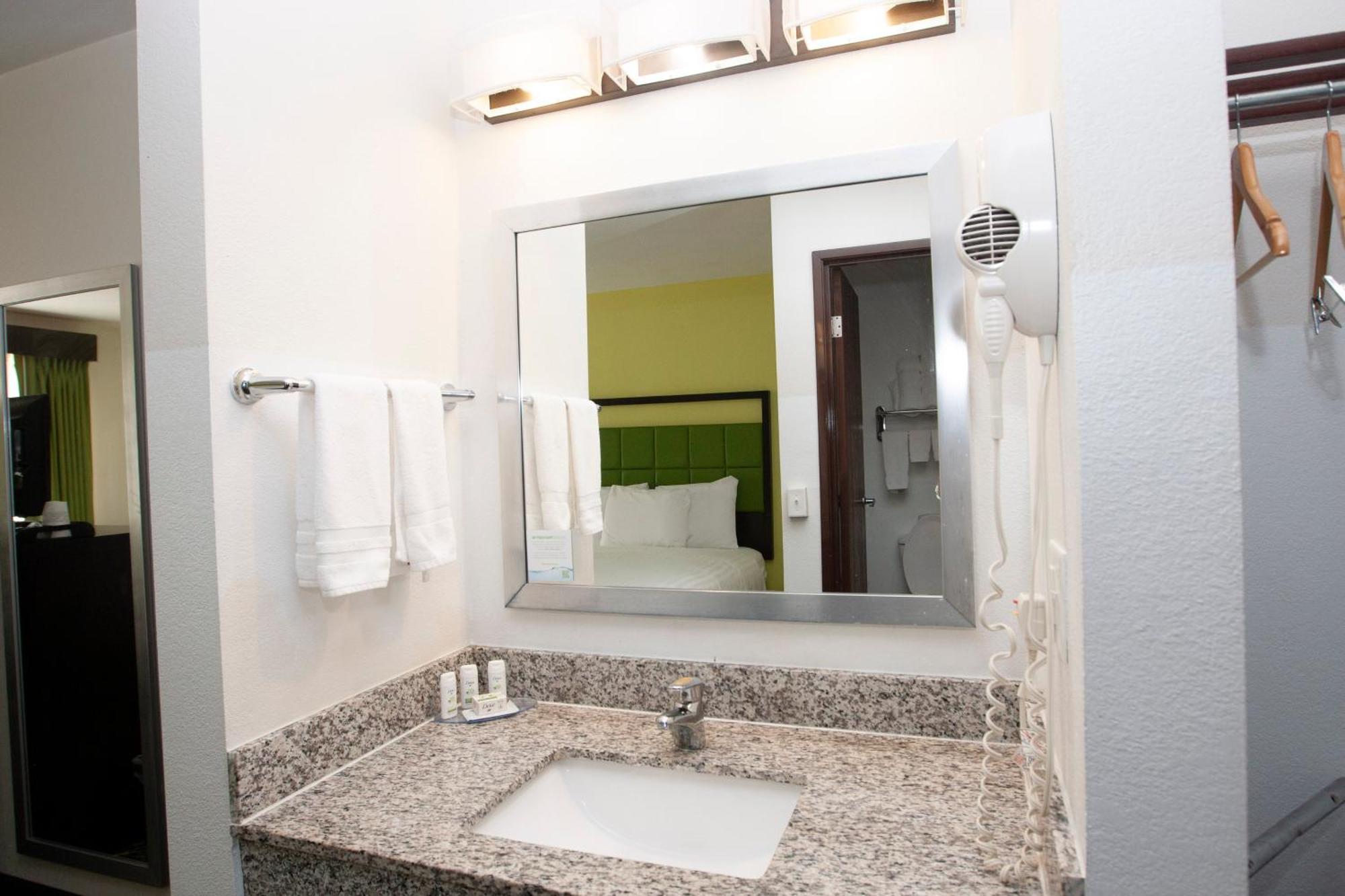 Americinn And Suites By Wyndham Delafield-Waukesha-Milwaukee Δωμάτιο φωτογραφία