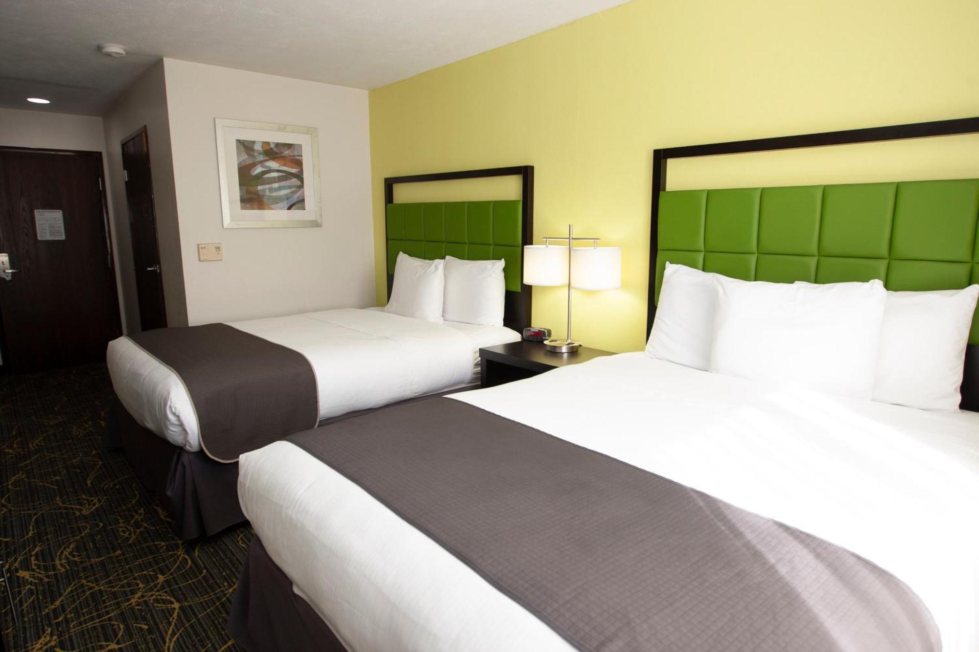 Americinn And Suites By Wyndham Delafield-Waukesha-Milwaukee Δωμάτιο φωτογραφία