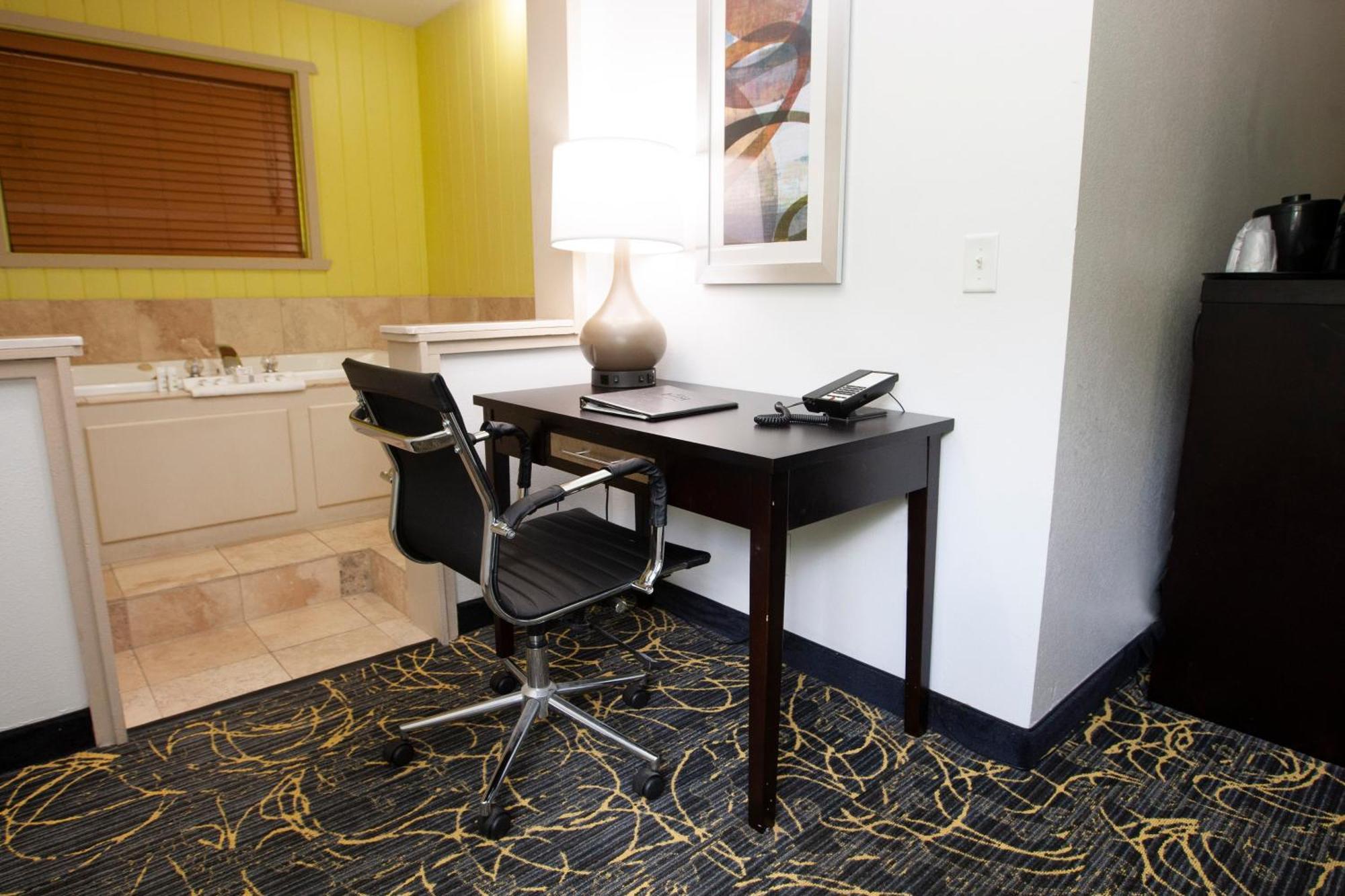 Americinn And Suites By Wyndham Delafield-Waukesha-Milwaukee Δωμάτιο φωτογραφία