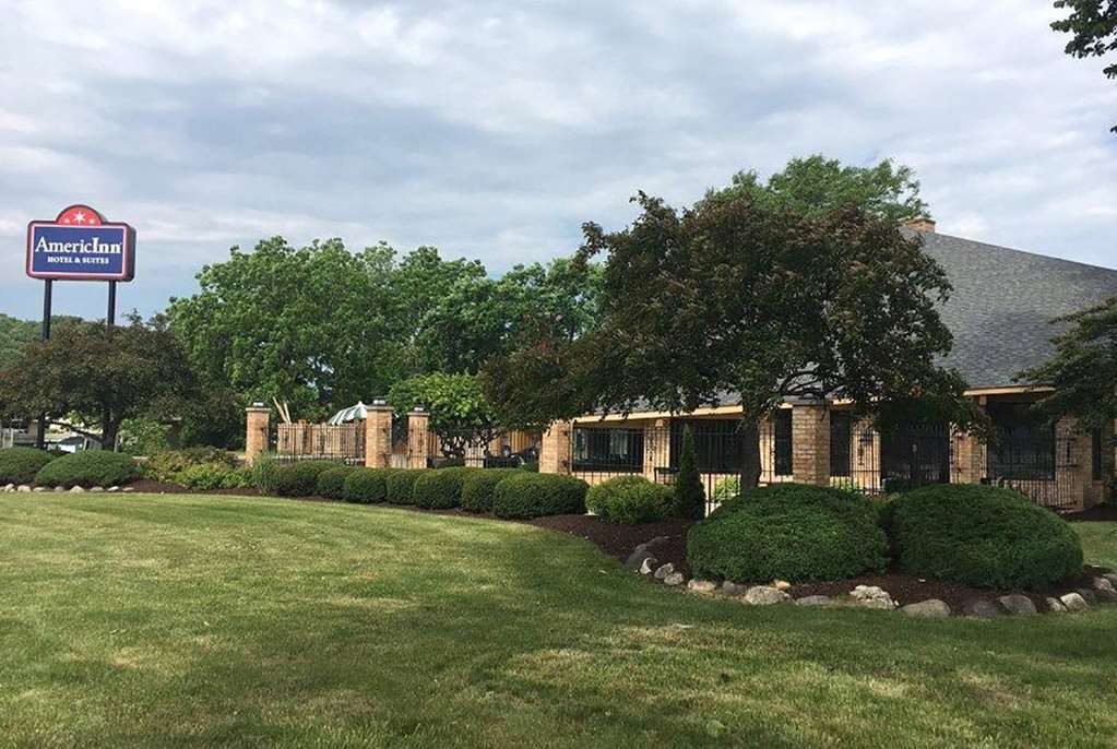 Americinn And Suites By Wyndham Delafield-Waukesha-Milwaukee Εξωτερικό φωτογραφία