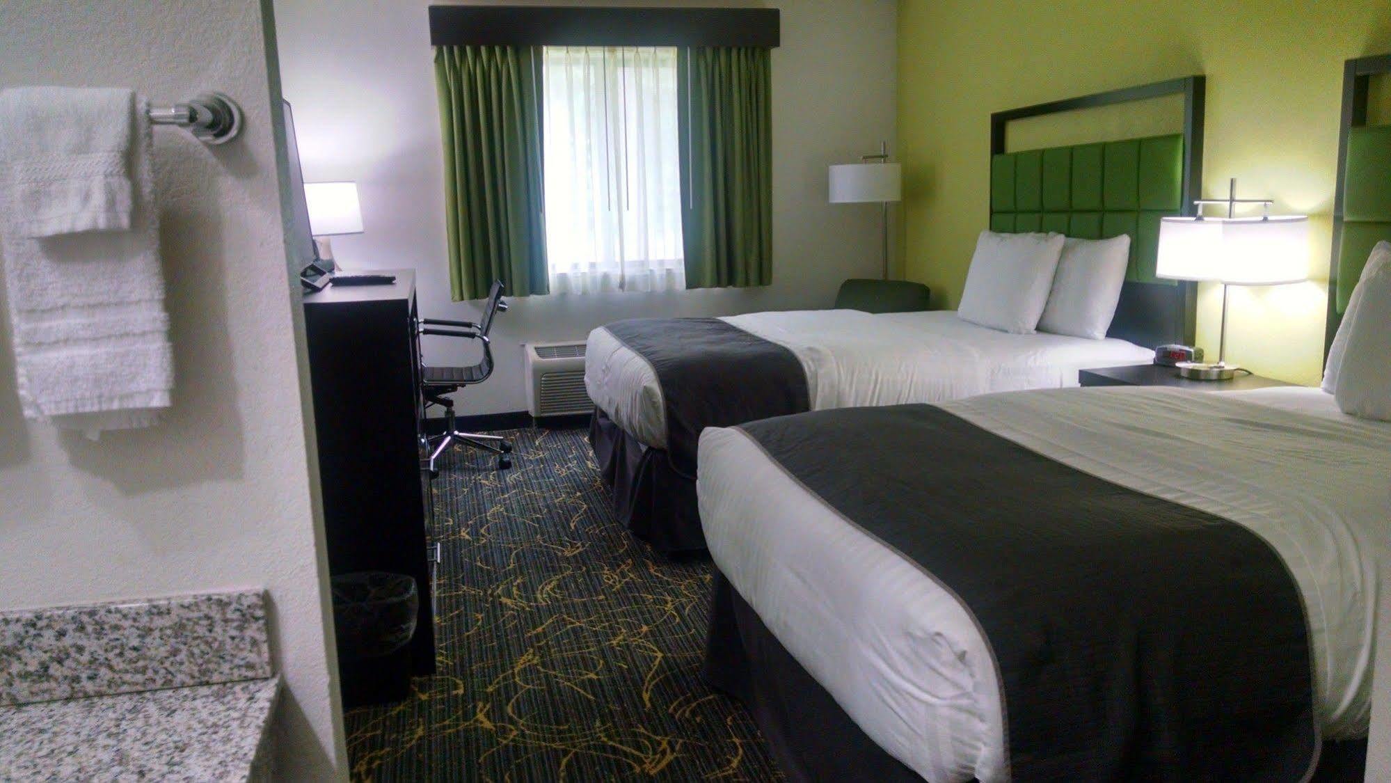 Americinn And Suites By Wyndham Delafield-Waukesha-Milwaukee Εξωτερικό φωτογραφία
