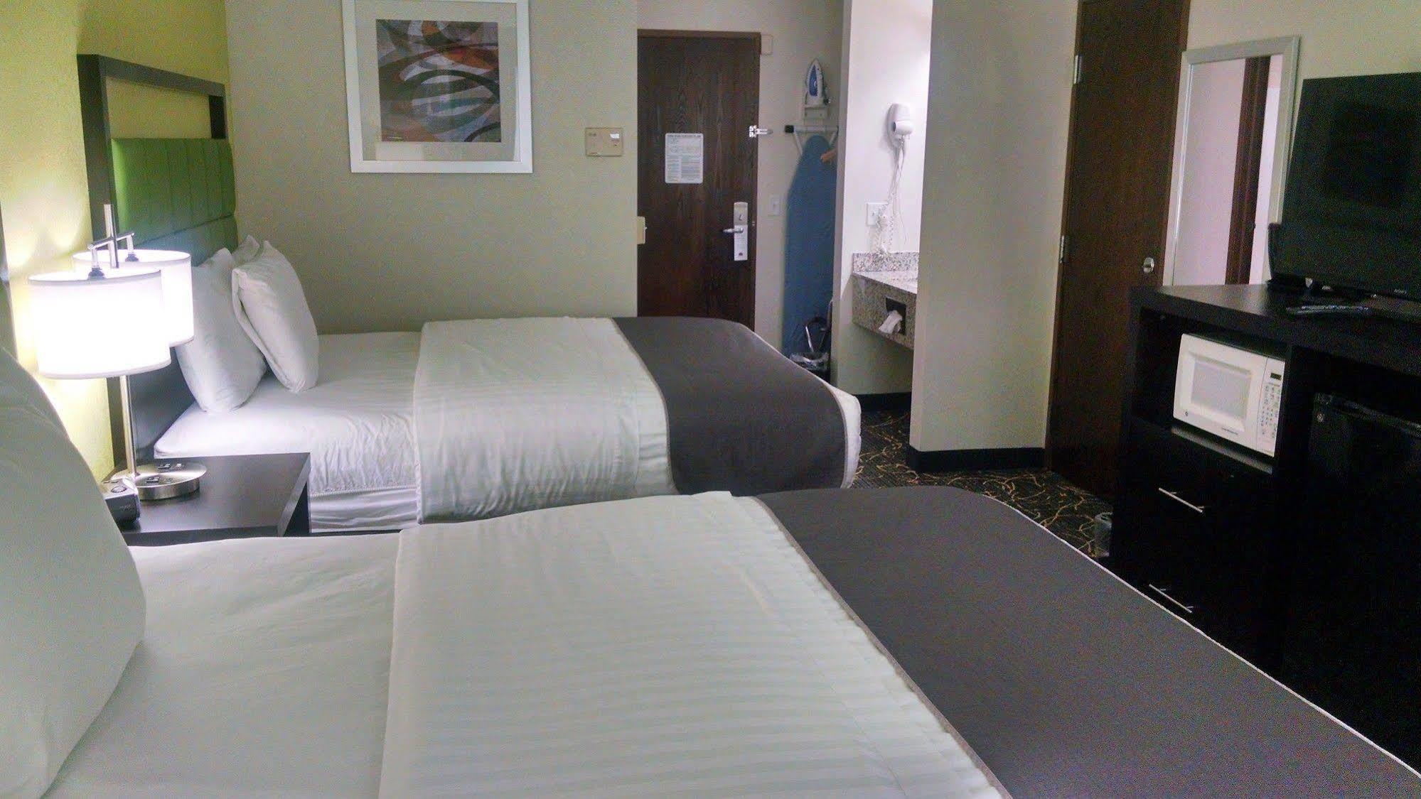 Americinn And Suites By Wyndham Delafield-Waukesha-Milwaukee Εξωτερικό φωτογραφία